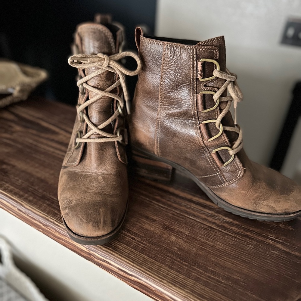 Sorel lace up cate boots size 9.5